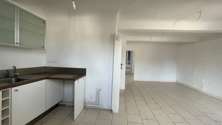 Cotignac, appartement lumineux 2 pièces 43m², traversant, situé au 2ème étage. - Photo 4