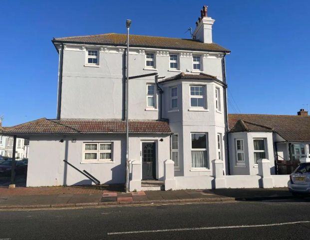 Latimer Road - Photo 1