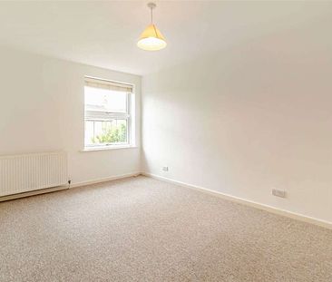 A spacious and bright two bedroom terraced property - Photo 6