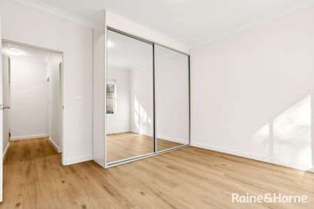 Stunning Fully Renovated 3-Bedroom Unit in Carlton - Photo 2