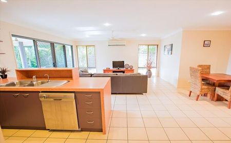 2/8 Windsor Street, Glenella - Photo 3