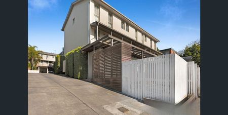 Classic 2Br Townhouse in Maribyrnong! - Photo 3