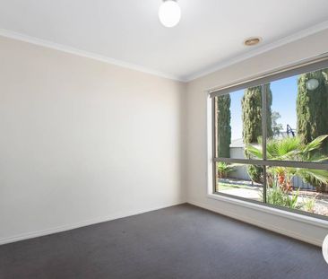 SPACIOUS FAMILY HOME IN A QUIET COURT LOCATION! - Photo 3