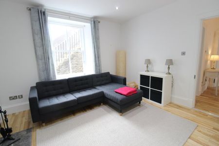 2 bedroom flat to rent - Photo 2