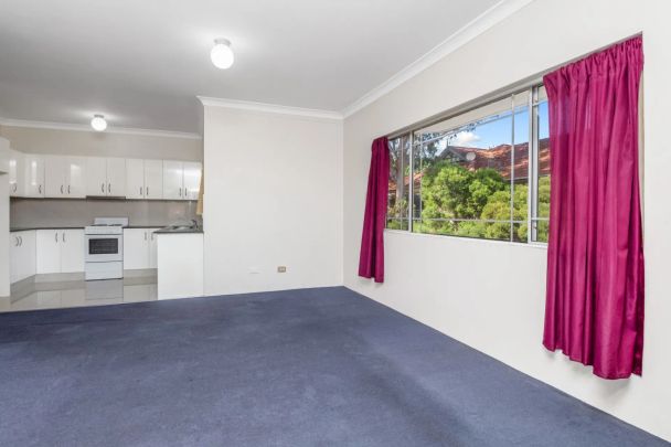 WALK TO WESTMEAD STATION/WELL PRICED & WELL LOCATED! - Photo 1