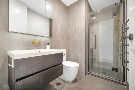 Step out to Victoria Park and the Viaduct. - Photo 2