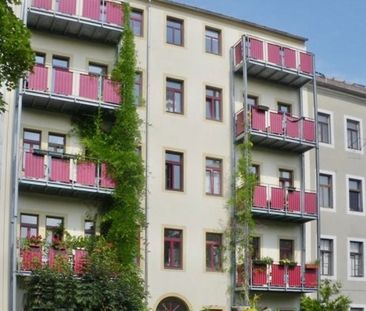 Großer Balkon, Einbauküche ... und alles ist vor der Haustür! - Foto 1