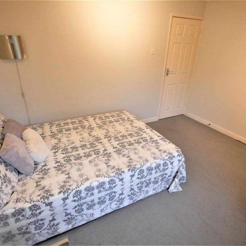 Littledean, Poole, BH14 - Photo 1