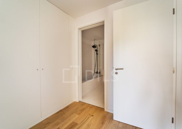Apartamento T2 no Porto com varanda, garagem e arrumos