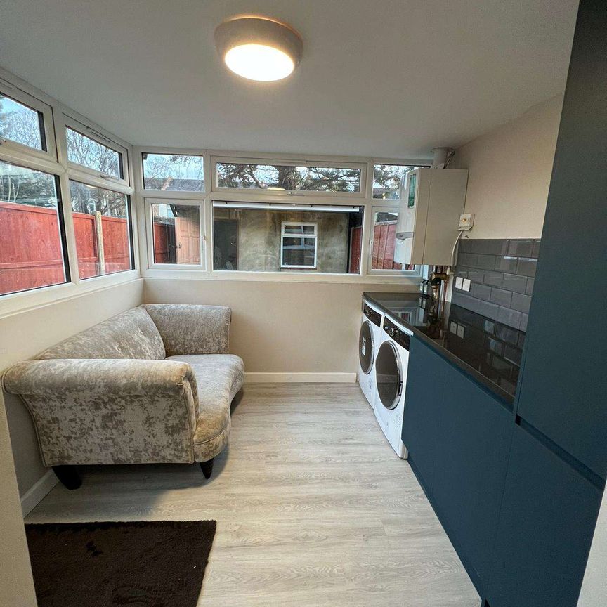 Modern, Bright Rooms with Private En-Suites Room 4 - Photo 1