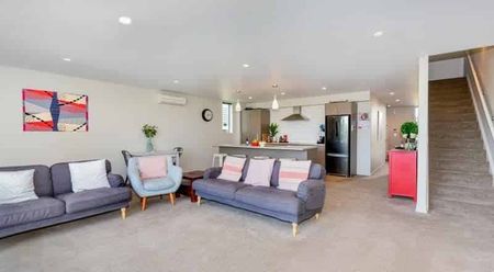 HALSWELL - FOUR BEDROOM HOME + PLUS STUDY, THREE BATHROOMS, HEAT PUMP, DOUBLE GARAGE - Photo 4