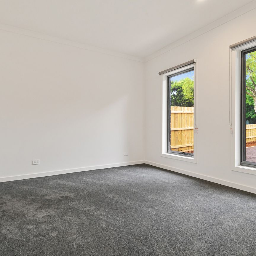 Stylish four bedroom townhouse - Photo 1
