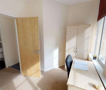 Flat 3, Red Brick House, 28 Trippet Lane, S1 4EL - Photo 3