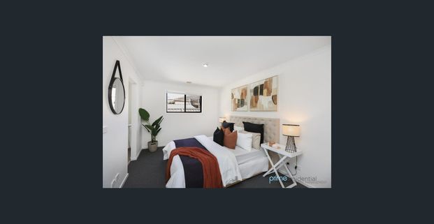 Light-filled 3-bedroom home with two living areas and a large backyard - Photo 1