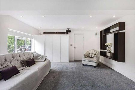 Parkgate Avenue, Hadley Wood, Hertforshire, EN4 - Photo 2