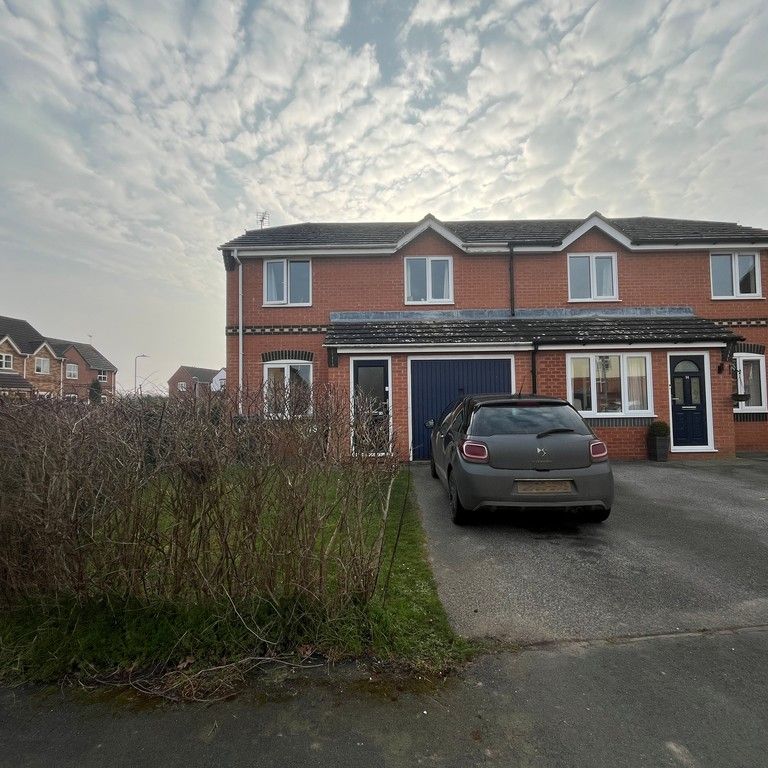 3 bedroom Semi-Detached House to let - Photo 1