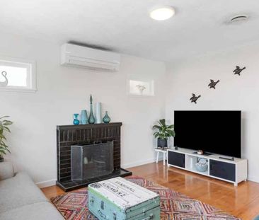 Light, Lifestyle and Location - Rangitoto Coll... - Photo 1