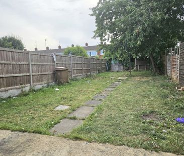 3 Bed Terraced House, Warren Road, LU1 - Photo 3