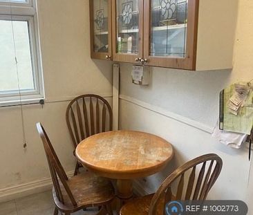 1 bedroom in a flat share to rent - Photo 1