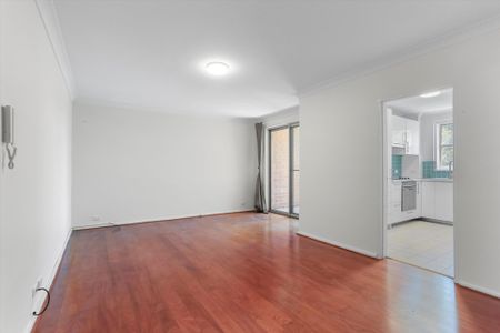 Beautifully Renovated Oversized Apartment - Freshly Painted throughout - Photo 2