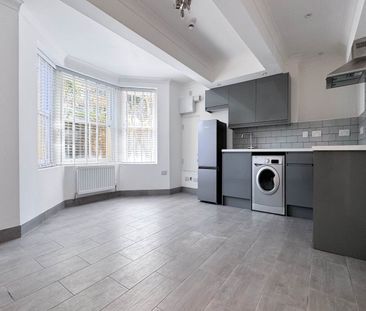 The Parade, Roath, Cardiff - Photo 2