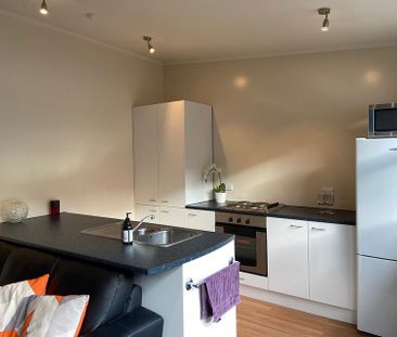 Your Ideal City Escape: Sunny 2-Bedroom Apartment - Photo 4