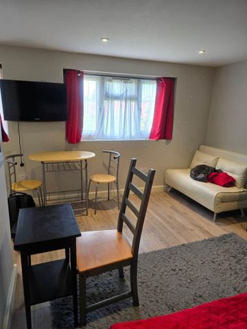 Studio to rent - Photo 3