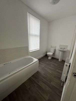 Room in a Shared House, Upper Town Street, LS13 - Photo 1