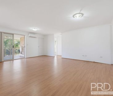 SUPER SPACIOUS TOP FLOOR APARTMENT - Photo 2