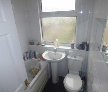 2 bedroom end of terrace house to rent - Photo 2