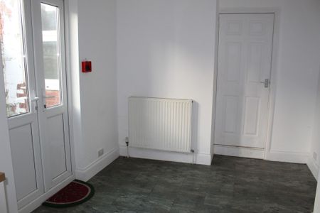 3 bed House - To Let - Photo 5