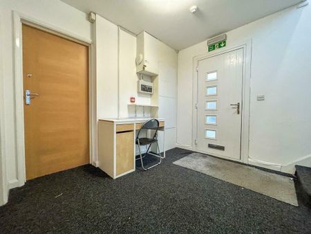 Double Room To Let - HP12 - Photo 3