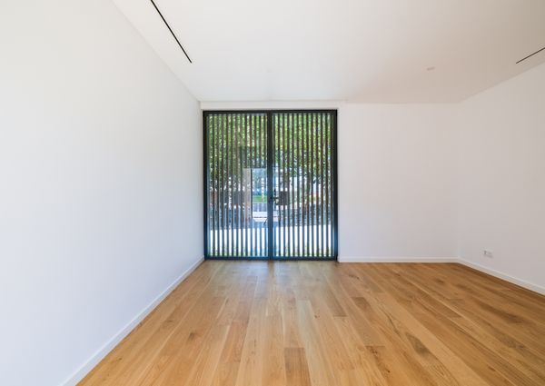 Moradia T6 de arquitetura moderna inserida no Golfe de Oeiras