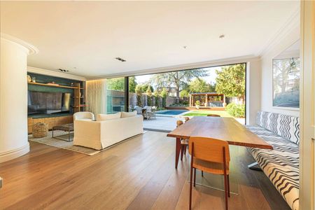 A delightful family home with swimming pool, bar and outdoor kitchen. - Photo 2