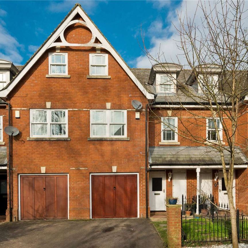 A family home in the popular St Lukes development, within a mile of the town centre and close to The Downs. - Photo 1