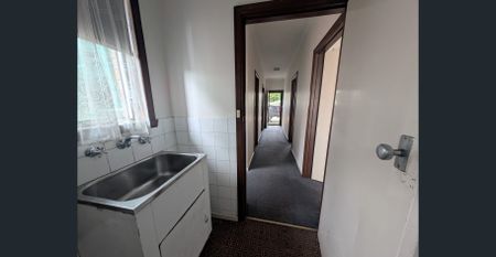 Spacious two bedroom villa, close to Broadway Shopping Village & Reservoir Train Station - Photo 4