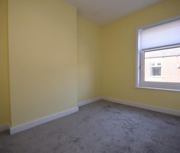 3 bedroom end of terrace house to rent - Photo 2