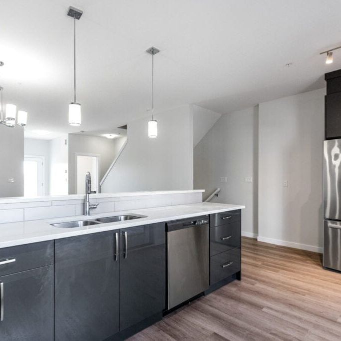 Edmonton Unfurnished townhouse Rental in Hamptons - Spacious UNFURNISHED Townhome With Double Garage In West End Community - Photo 1