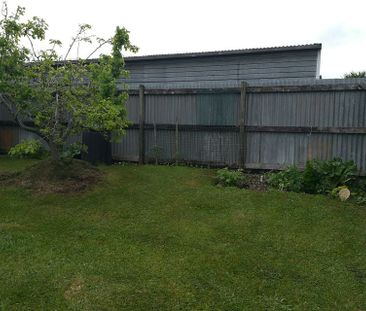 Sunny house with large section in central location - Photo 1