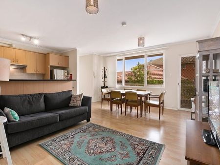 Bright and Airy Elevated Ground Floor Two Bedroom Apartment in Prime Position - Photo 2