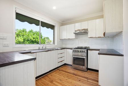 FRESHLY PAINTED THREE BEDROOM HOME! - Photo 4