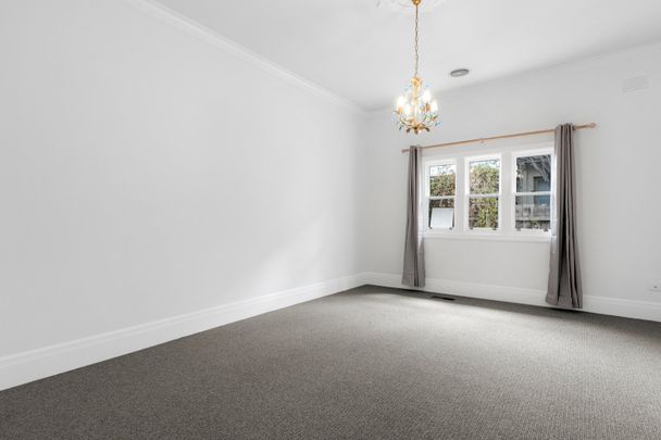 SPACIOUS FOUR TO FIVE BEDROOM FAMILY HOME IN PRIME BRIGHTON LOCATION. - Photo 1