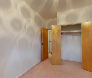 2 bedroom Flat To Let - Photo 5