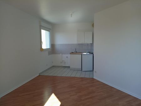 REIMS- Appartement T1 rénové Proche Saint-Rémi et Sciences Pô, disponible de suite. - Photo 3