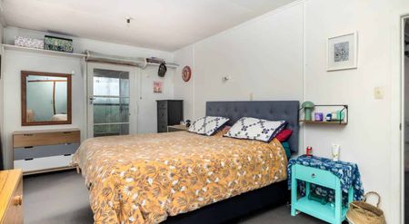 Cosy Rustic Living Minutes from Town - Photo 3