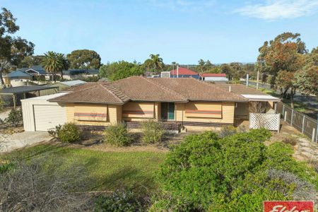 4 BEDROOM HOME ON HUGE BLOCK! - Photo 3