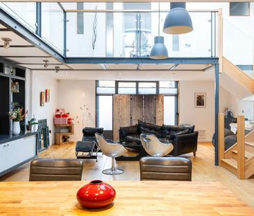 A Distinctive Two-Bedroom Mews House | Grade II Listed Conversion | - Photo 3