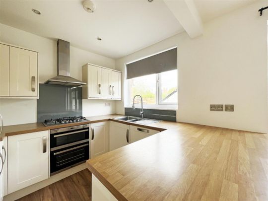 3 bedroom Semi-detached house to rent - Photo 1