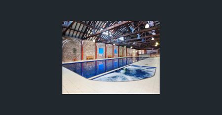 Freshly painted large 2 bedroom 2 bathroom apartment - Photo 2