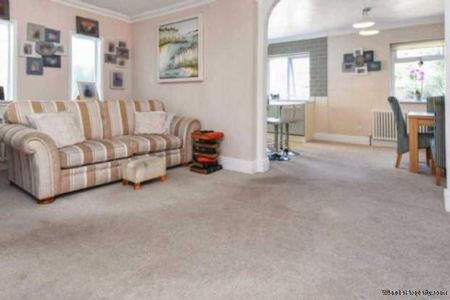 3 bedroom property to rent in Romford - Photo 2